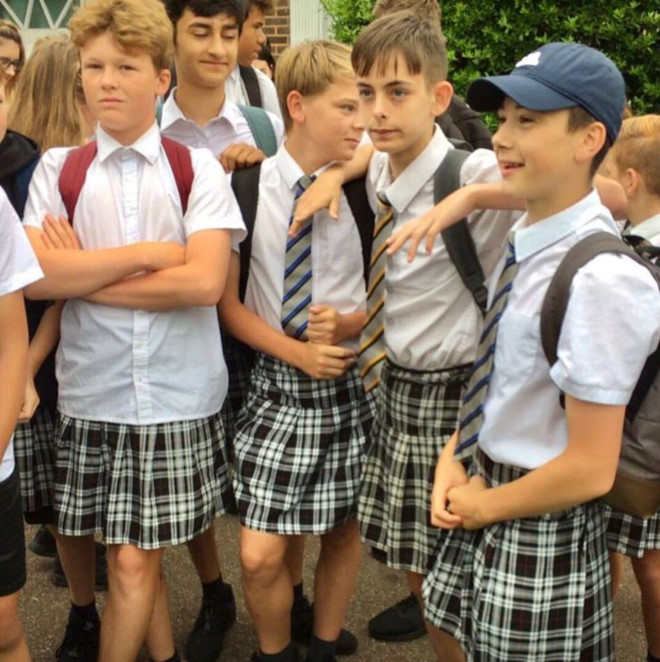 Học sinh nam ở Exeter chống lại sự bất bình đẳng giới bằng việc diện váy đến trường. Ảnh: 