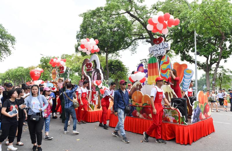 Buổi diễu hành có sự góp mặt của Chi Pu, Min và gia đình nam diễn viên Mạnh Trường. Đoàn xe được thiết kế đầy màu sắc với mỗi bục là những loại kem với các hương vị độc đáo, dành riêng cho từng lứa tuổi.