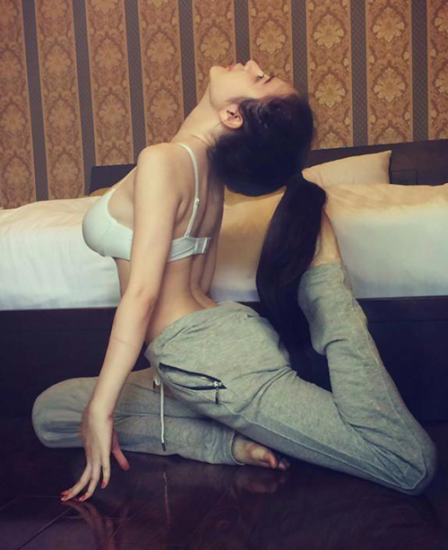Để có được vóc dáng nóng bỏng như hiện tại, nữ diễn viên cũng phải luyện tập rất vất vả mỗi ngày với các bài tập Yoga
