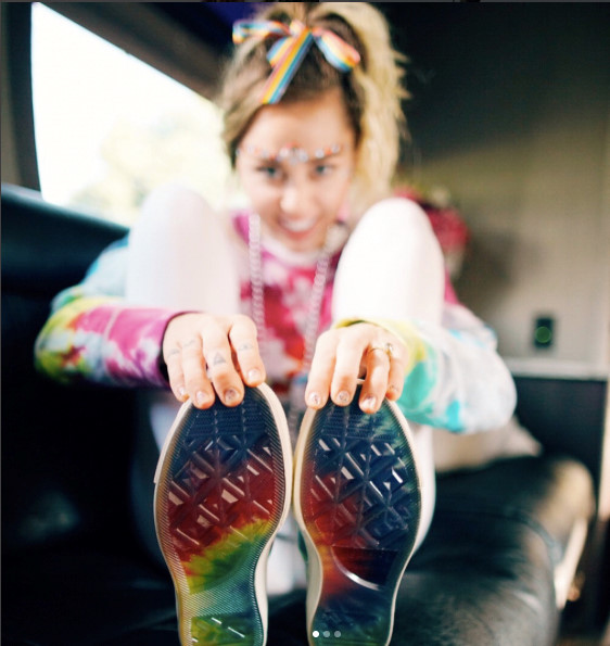 Miley Cyrus ket hop cung Converse ra mat dong giay sac so mau sac hinh anh 1