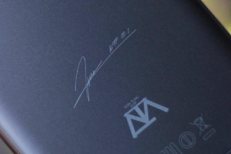 Chữ ký được khắc laser, bên dưới là logo đại diện của Sơn Tùng M-TP.