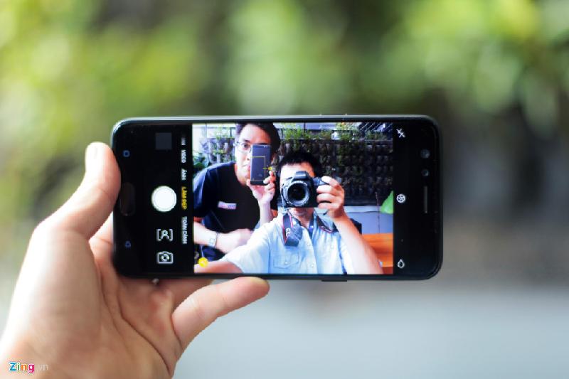 Oppo F3 vẫn nằm top những smartphone chụp hình selfie xuất sắc nhất trong phân khúc tầm trung. Model này kế thừa nhiều tính năng hấp dẫn từ đàn anh Oppo F3 Plus.