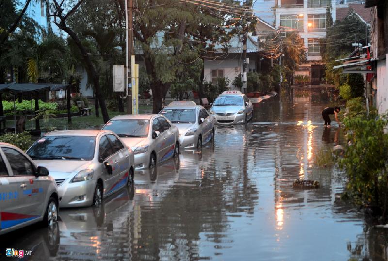 Nhiều taxi bị ngâm trong nước nhiều giờ bên đường Phạm Văn Đồng. Theo chuyên gia khí tượng Lê Thị Xuân Lan, trong những ngày tới, Sài Gòn có xu hướng giảm mưa, ban ngày trời nắng khá mạnh nên giữa trưa oi nóng, chiều tối có mưa giông.