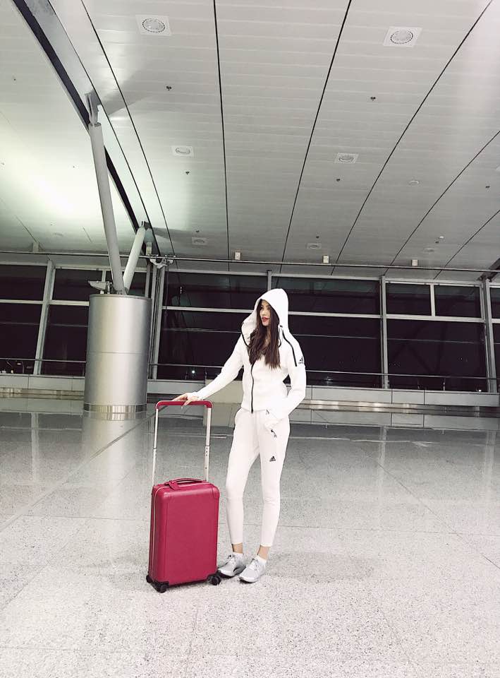 Style cá tính của Phạm Hương tại sân bay