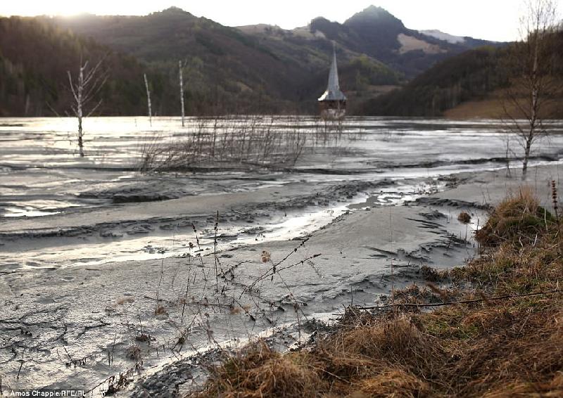 Các loại bùn và nước thải từ mỏ đã nhấn chìm Geama. Hồ nước tiếp tục dâng cao với tốc độ gần 1 m mỗi năm.