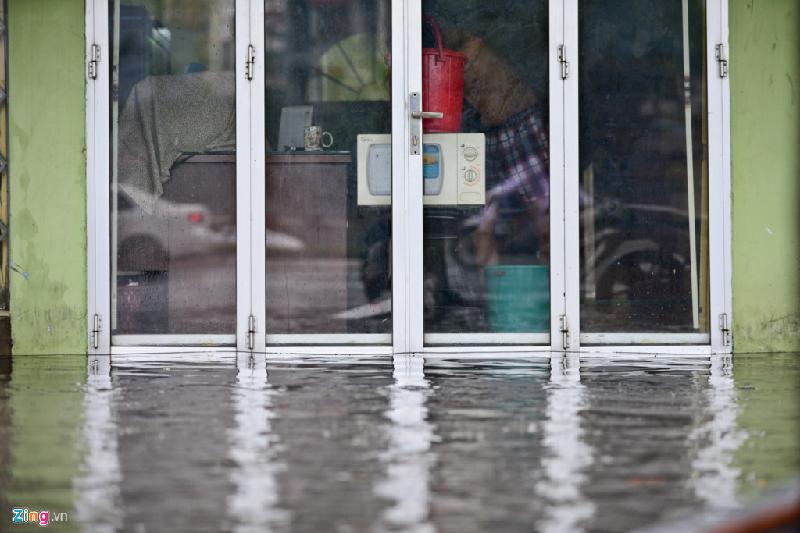 Trong cơn mưa, một số căn nhà được đóng kín cửa, ngăn nước tràn vào trong.