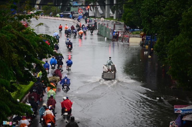 Đường Điện Biên Phủ dưới chân cầu Sài Gòn sau mưa.
