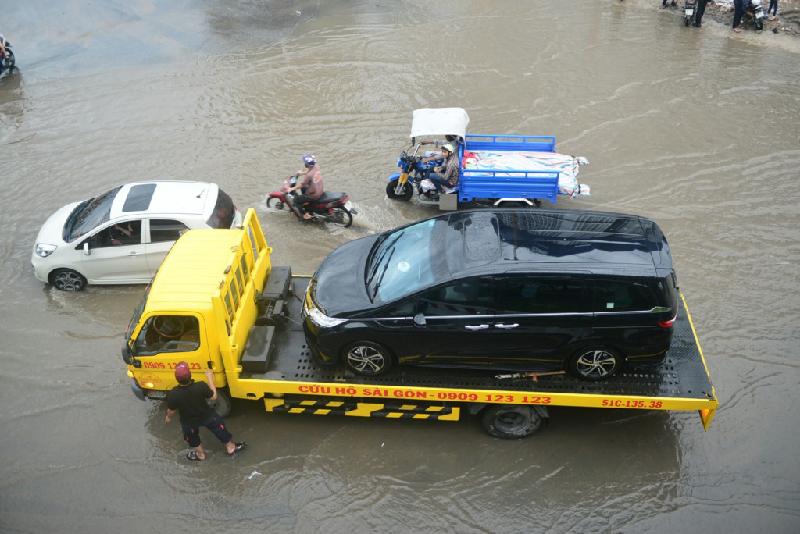 Ôtô chết máy hàng loạt trên đường Nguyễn Hữu Cảnh. Lực lượng cứu hộ vất vả để đưa các phương tiện rời khỏi "biển nước"