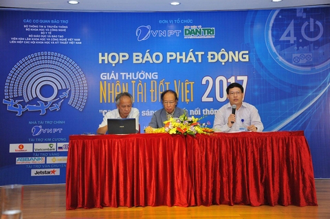 Ông Nguyễn Văn Tấn - Phó Tổng Giám đốc VNPT-Media,  Phó Trưởng Ban tổ chức Giải thưởng Nhân tài Đất Việt 2017 trao đổi thông tin cùng báo giới tại lễ phát động Giải thưởng ngày 30/5.