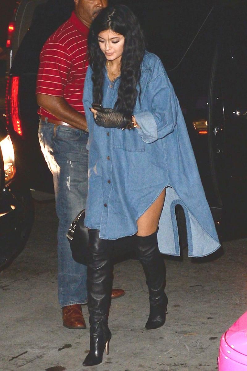 Kylie Jenner diện một chiếc áo sơ mi denim oversized kết hợp cùng thigh high boots cá tính. Tuy nhiên, bộ trang phục lại gây nhức mắt người đối diện vì phần xẻ quá cao dưới vạt áo.