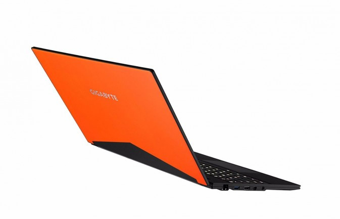 Gigabyte Aero 15: Vượt ra ngoài khuôn khổ màu sắc thông thường, Aero 15 cung cấp màu sơn cam hoặc xanh da trời. Nó cũng sở hữu cấu hình cực kỳ mạnh mẽ với chip Intel Kaby Lake đồ họa GeForce và màn hình 4K. Chiếc laptop siêu mỏng cho game thủ của Gigabyte có giá từ 1.899 USD.