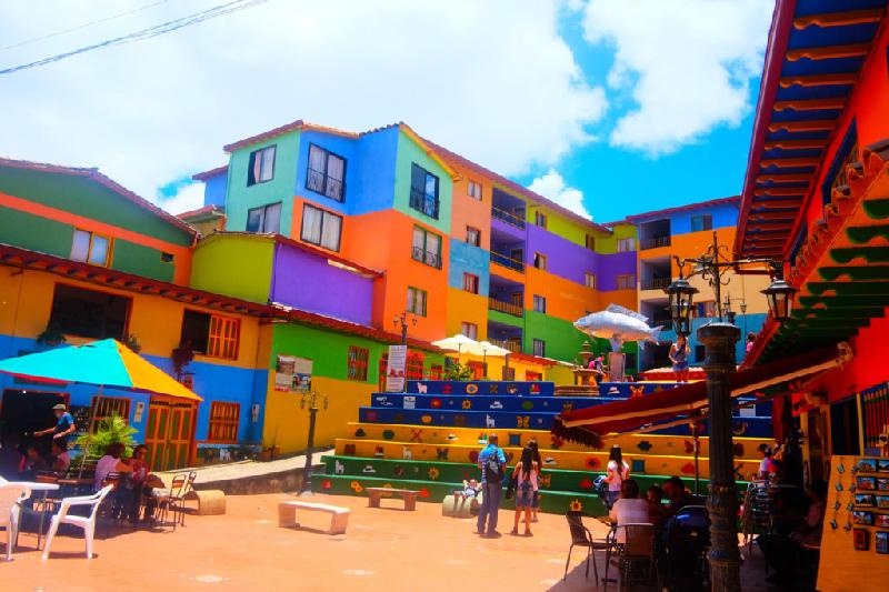 Guatapé, Colombia: Thị trấn Guatapé, miền Tây Bắc Cộng hòa Colombia được người dân sơn rất nhiều màu sắc cho mọi thứ xung quanh mình.Từ tường nhà, mái, hàng rào, cánh cửa, bàn ghế, đài phun nước. Đây là cách người dân bày tỏ hy vọng, tín ngưỡng. Ảnh: Mondaystories.com.