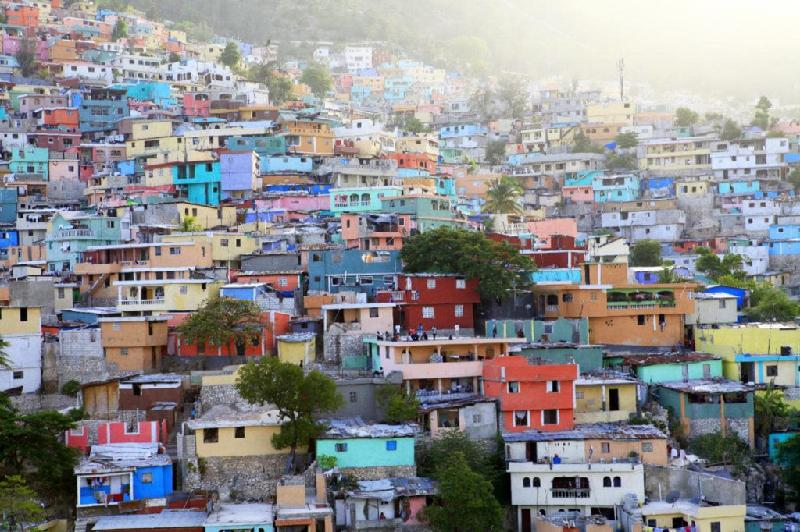 Port-au-Prince, Haiti: Sau trận động đất năm 2010, vùng ngoại ô thủ đô Port-au-Prince bị hư hại nặng. Để nâng cao tinh thần cho người dân địa phương, chính quyền thành phố đã cho sơn màu sắc tươi vui lên các ngôi nhà ở đây. Ảnh: Telegraph.