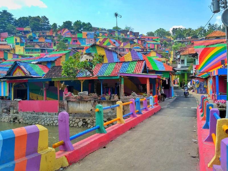 Kampung Pelangi, Indonesia: Ngôi làng Kampung Pelangi trở nên nổi tiếng sau khi người dân sơn màu lên nhà. Gần như mọi tòa nhà đều trở nên nổi bật với vô số màu sắc. Các họa tiết bao gồm trái tim, đôi cánh thiên thần, khủng long. Ảnh: Adsttc.com.