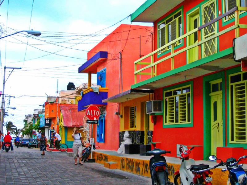 Isla Mujeres, Mexico: Hòn đảo dài 8 km nằm ở phía Bắc Cancun có bầu không khí thực sự sôi nổi và nhiều ngôi nhà đầy màu sắc. Người dân địa phương thường đi vòng quanh bằng xe đạp hoặc đi bộ hơn mà ít dùng xe hơi. Không chỉ nhà cửa, các vật dụng ở đây như bàn ghế hay đồ lưu niệm cũng rất sặc sỡ. Ảnh: Keny Porras/Pinteres.