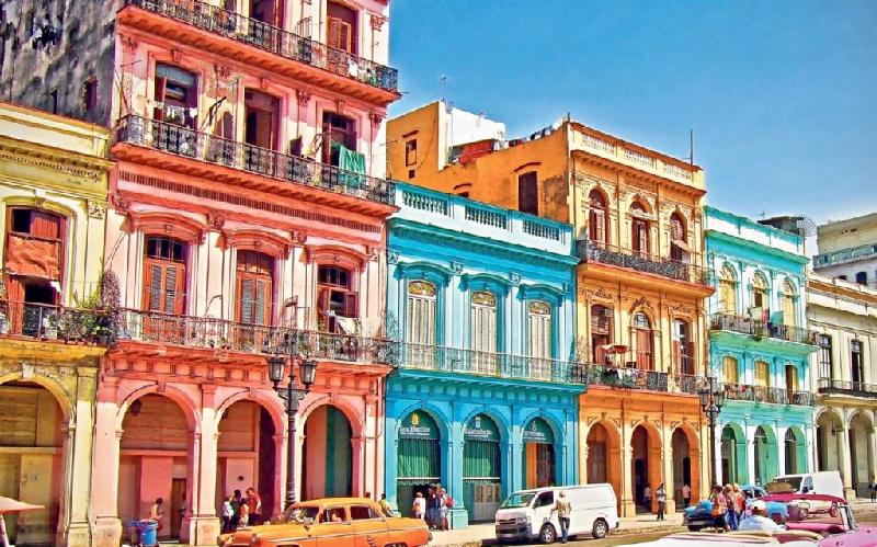 La Habana, Cuba: Thủ đô của Cuba là một thành phố đầy màu sắc. Tuy cuộc sống xung quanh diễn ra có vẻ bình lặng, chậm chạp, với những chiếc ôtô kiểu cũ có ở khắp nơi, nhưng âm nhạc ở mọi con phố cùng các tòa nhà nhiều màu làm cuộc sống bớt buồn tẻ hơn. Ảnh: AP.