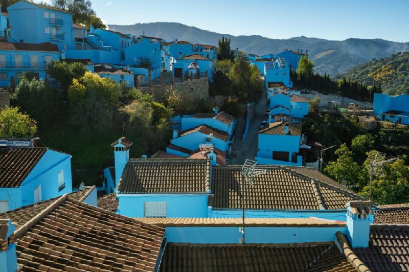Júzcar, Tây Ban Nha: Thị trấn Juzcar, thuộc tỉnh Malaga của Tây Ban Nha, cũng là một địa danh rất bắt mắt. Năm 2011, tất cả các tòa nhà ở đây đã được sơn màu xanh trong một chiến dịch quảng bá phim Xì Trum -Ngôi làng kỳ bí. Ước tính 80.000 khách du lịch đã ghé thăm trong sáu tháng tiếp theo và người dân đã phải bỏ phiếu để giữ lại vẻ đẹp lộng lẫy của thị trấn. Ảnh: AP.