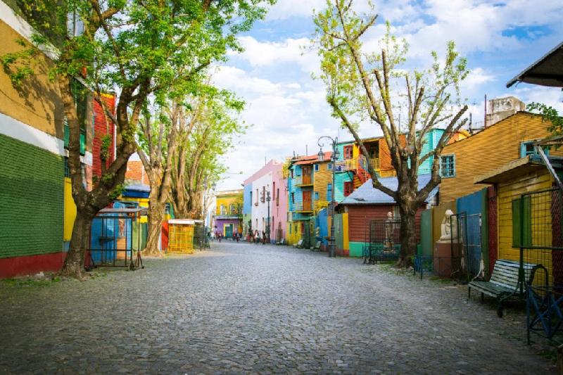 Buenos Aires, Argentina: Khu phố La Boca của thành phố Buenos Aires cũng được nhiều du khách biết đến với những ngôi nhà sơn màu rực rỡ. Ảnh: AP.