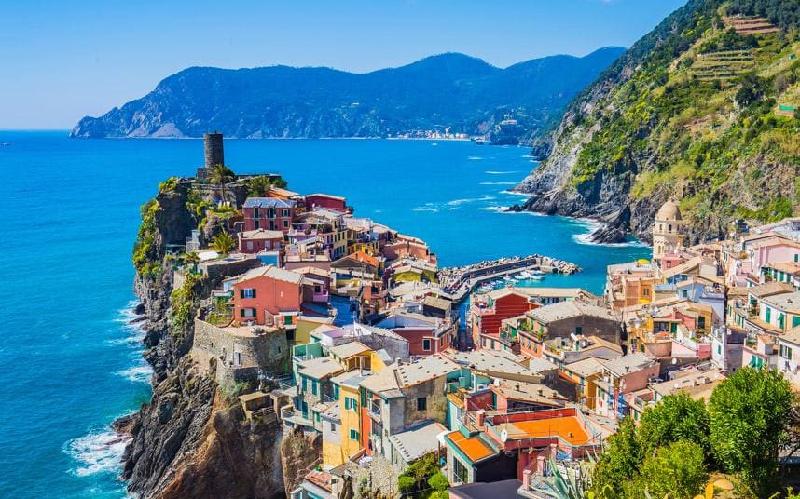 Vernazza, Italy: Vernazza là một trong năm làng nhỏ ven biển của địa danh Cinque Terre nổi tiếng. Những ngôi nhà nhỏ đầy màu sắc nghiêng mình soi bóng bên mặt biển xanh biếc, trong cái nắng của Địa Trung Hải giống như cảnh trong tranh vẽ. Ảnh: AP.
