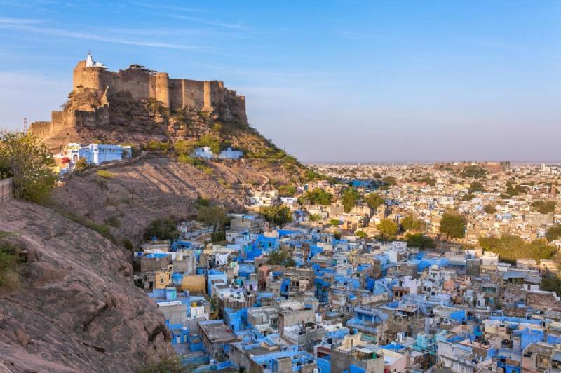Jodhpur, Ấn Độ: Được biết đến như thành phố xanh, thị trấn cổ của Jodhpur được rải rác bằng những ngôi nhà màu xanh lam. Người ta cho rằng truyền thống sơn màu nhà như là một cách để phân biệt tầng lớp xã hội trong thành phố, nhưng những người khác thì tin rằng màu sắc này là để ngăn muỗi. Ảnh: AP.