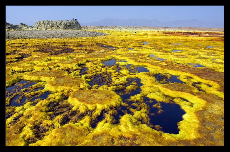 Dallol Volcano nằm ở sa mạc Danokil, Đông Bắc của Ethiopia, là một trong những địa điểm nóng nhất trên Trái đất với nhiệt độ trung bình ở mức 35 độ C. Sự kết hợp của suối nước nóng có chứa axit, lưu huỳnh, magma, muối tạo nên khung cảnh màu vàng cam lạ mắt. Đây là khu vực nguy hiểm vì chứa nhiều khói độc, an ninh không được đảm bảo, giao thông khó khăn nhưng mỗi năm vẫn có hàng nghìn du khách đến thăm. Ảnh: Oddcities.com.