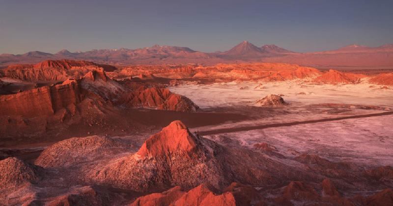 Nếu từng mơ ước đặt chân lên mặt trăng,chuyến viếng thăm Thung lũng Mặt trăng của Chilê có thể làm bạn cảm thấy giấc mơ như đã trở thành hiện thực. Thung lũng Valle de la Luna nằm trên sa mạc Atacama, những đỉnh đồi, núi nhấp nhô bị xói mòn bởi gió mưa thời gian, cùng các dòng sông khô cạn, tạo cho thung lũng này cảnh tượng chẳng khác nào bề mặt của mặt trăng. Ảnh: Chile.Travel.