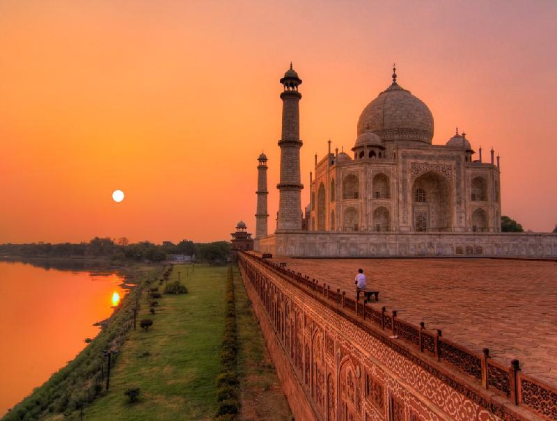 Taj Mahal (Ấn Độ) khi bình minh là khoảng thời gian tuyệt vời nhất để tận hưởng không gian yên tĩnh, chưa đông du khách và ngắm ánh mặt trời sớm mai. Ảnh: 