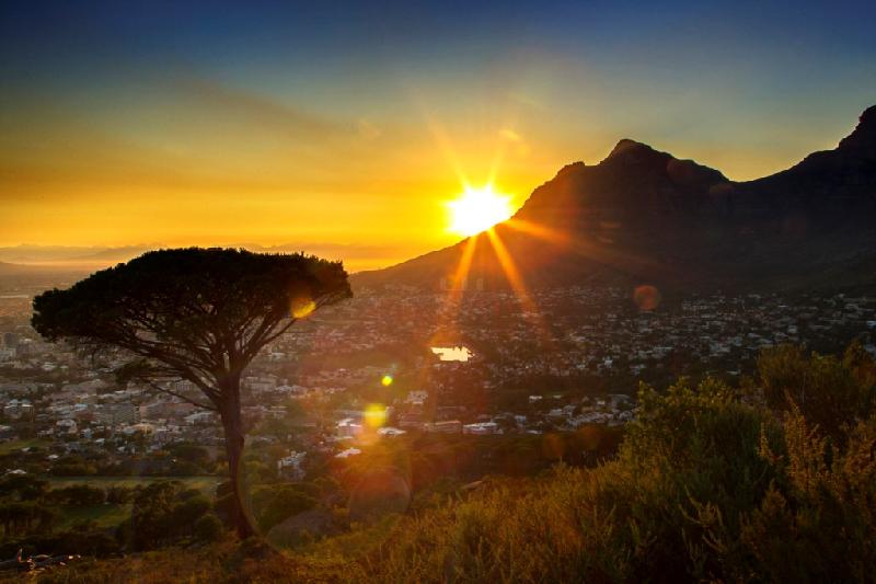 Cape Town, thủ đô của Cộng hòa Nam Phi, nổi tiếng là một trong những điểm tuyệt nhất trên thế giới để ngắm bình minh. Điểm đến được du khách yêu thích là từ núi Lion's Head. Ảnh: 
