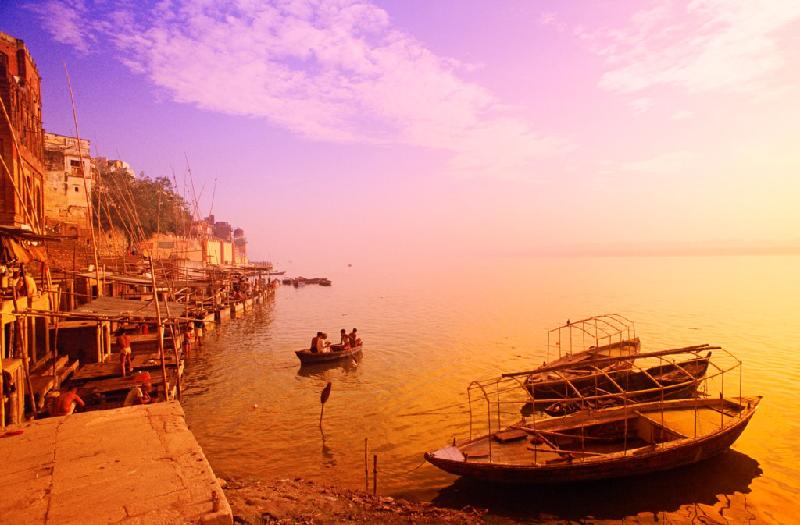 Thành phố Varanasi ở bang Uttar Pradesh thuộc miền bắc Ấn Độ, là một trong những khu vực giàu sắc màu nhất nước này, trong đó có cảnh bình minh, với ánh nắng sớm nhuộm vàng cả vùng sông nước rộng lớn. Ảnh: 