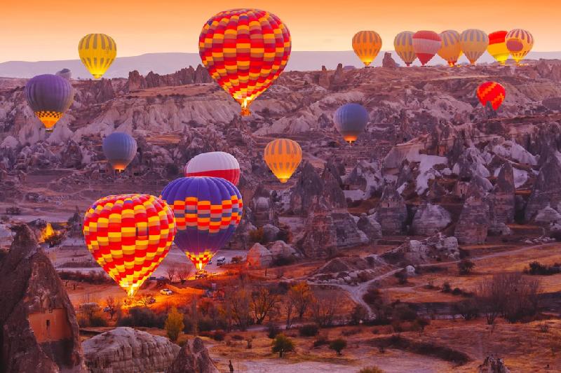 Dãy núi Cappadocia của Thổ Nhĩ Kỳ là một trong những nơi mang lại cho du khách niềm cảm hứng bất tận, khi được đón ánh bình minh từ những khinh khí cầu. Ảnh: 