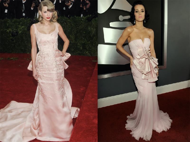 Taylor Swift và Katy Perry cùng lựa chọn váy dạ hội gam hồng pastel với điểm nhấn từ mái tóc uốn xoăn cổ điển. Trang phục chỉ khác nhau về chất liệu và chi tiết đính nơ ngay phần thân váy.