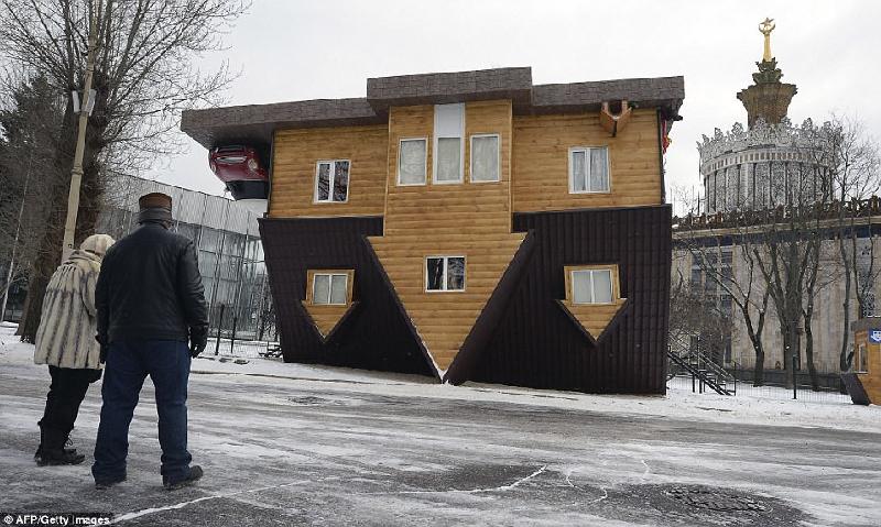 Bất cứ ai đi qua đều ngoái lại nhìn ngôi nhà hai tầng kỳ lạ này ở trung tâm triển lãm All-Russia, Moscow, Nga. Tác phẩm này được lắp đặt ở thành phố từ năm 2014.