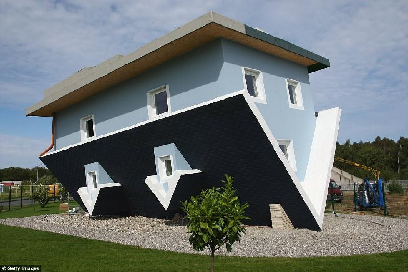 Công trình độc đáo này nằm trên đảo Usedom ở biển Baltic (chủ quyền thuộc Đức và Ba Lan). Ngôi nhà có nội thất cũng ở vị trí đảo ngược. Đây là tác phẩm của Klaudiusz Golos và Sebastian Mikiciuk.