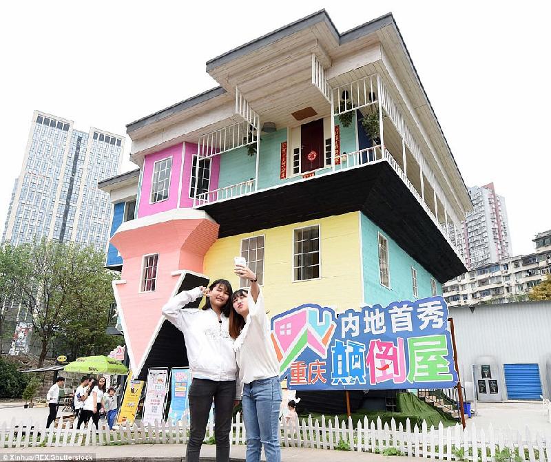 Một ngôi nhà đảo lộn ở Trùng Khánh (Trung Quốc) thu hút du khách nhờ màu sắc rực rỡ. 