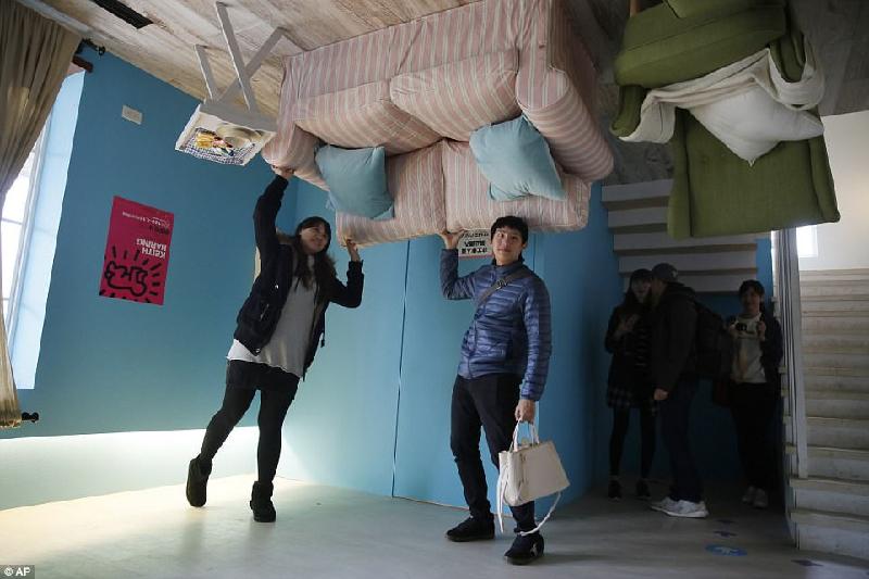 Hai du khách trầm trồ trước nội thất kỳ lạ của công trình tại Đài Loan.