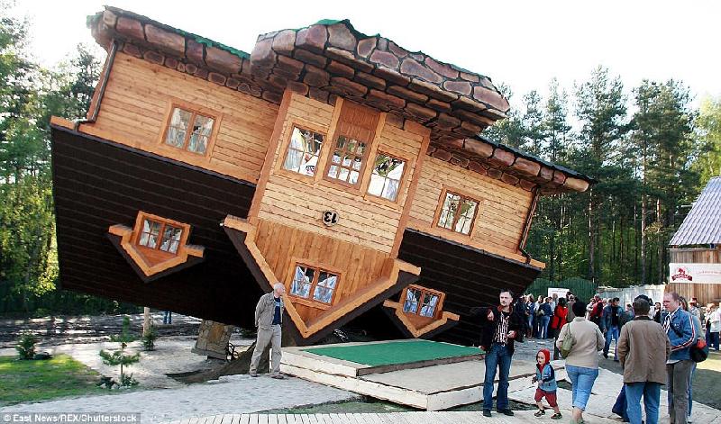 Ngôi nhà lộn ngược ở Ba Lan là một điểm tham quan hút khách. Bạn có thể vào nhà qua cửa sổ mái và đi trên trần nhà.