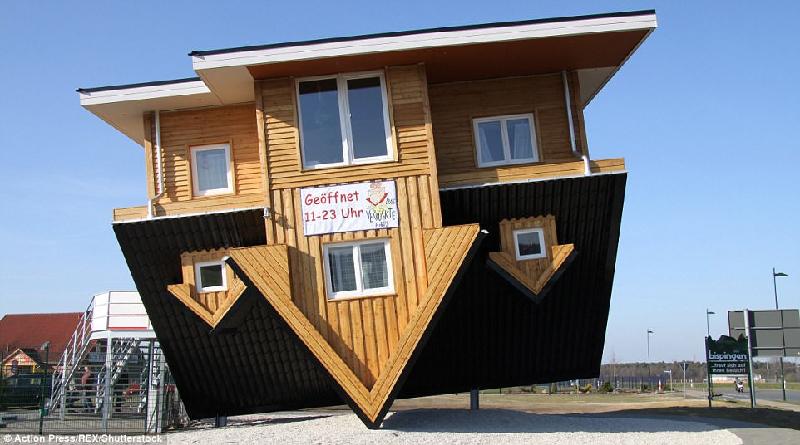 Ngôi nhà lộn ngược ở Bispingen (Đức) mở cửa đón khách năm 2011 với nội thất tương thích. Chúng được gắn vào vị trí bằng các tấm thép và đinh vít.