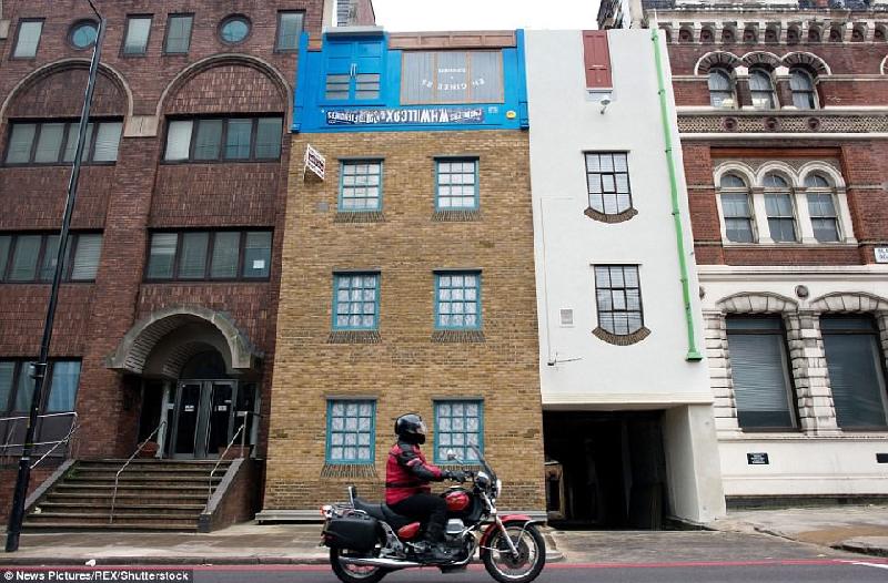 Năm 2013, nghệ sĩ Alex Chinneck đã biến một tòa nhà sắp bị phá hủy ở đường Blackfriars (London, Anh) thành một điểm tham quan hút khách.