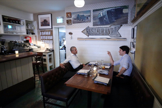 Bức ảnh đăng trên tài khoản Twitter cá nhân của Thủ tướng Trudeau chụp lại cảnh ông dùng bữa tối với ông Barack Obama hôm 6/6. Ảnh: