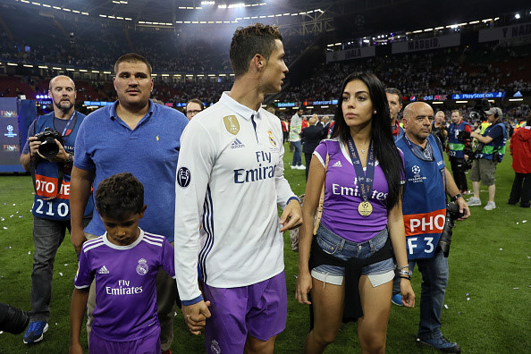 Ronaldo chia sẻ niềm vui chiến thắng cùng bạn gái và cậu con trai yêu quý Cristiano Ronaldo Jr.