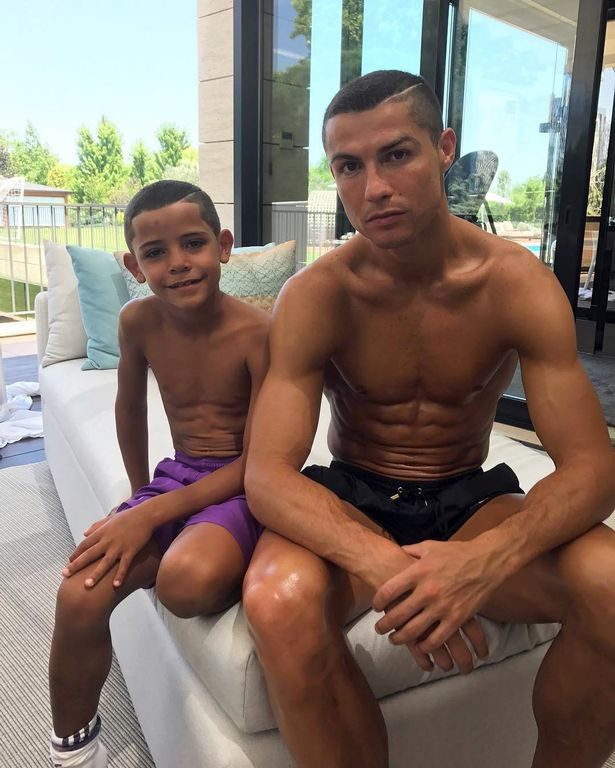 Ronaldo Junior sẽ đón cùng lúc 2 cậu em trai.