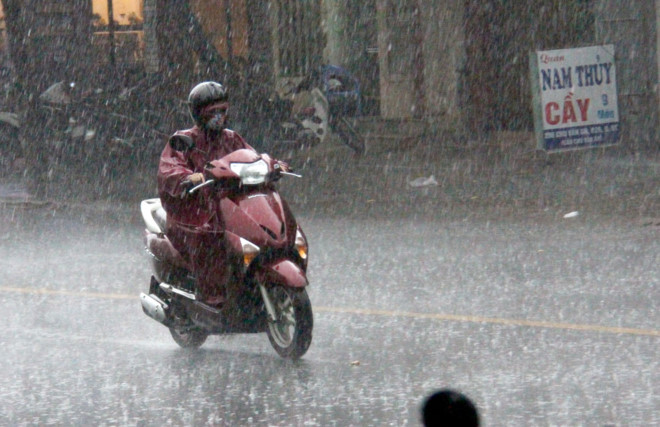 Sài Gòn mưa mù trời, đường sắt lại bị phong tỏa