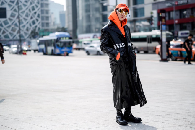 Tuy nhiên, thời gian gần đây, Sơn Tùng dần thoát khỏi cái bóng quá lớn của G-Dragon. Nam ca sĩ gốc Thái Bình đang định hình được phong cách bản thân qua nhiều lần xuất hiện ấn tượng. Tại Seoul Fashion Week 2017, Sơn Tùng thực sự khiến giới mộ điệu mãn nhãn với các set đồ đẹp mắt. Trong ảnh, nam ca sĩ nổi bật trên đường phố Seoul với set đồ hoddie màu cam chói và áo khoác đen bóng, phụ kiện kính mắt Gosha Rubchinskiy.