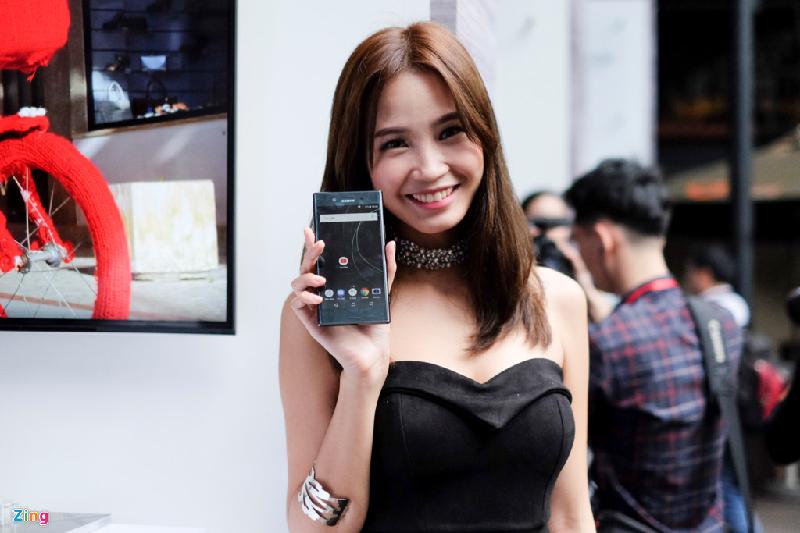Tại sự kiện chiều ngày 6/6, Sony Việt Nam chính thức ra mắt mẫu điện thoại cao cấp Xperia XZ Premium. Sở hữu nhiều điểm chung về thiết kế với XZs nhưng XZ Premium nổi bật ở hiệu năng vượt trội của mình. 