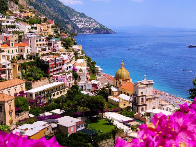 Thị trấn ven biển Positano ở Italy là điểm đến ưa thích của những người nổi tiếng. Vẻ đẹp của sự pha trộn giữa những ngôi nhà nhiều màu sắc như trắng, hồng và vàng kết hợp với màu xanh của nước biển Địa Trung Hải có thể khiến du khách sững sờ. Du khách cũng có thể tản bộ xung quanh và khám phá các cửa hàng thời trang sang trọng, nhà hàng và các con phố đầy sắc màu. Ảnh: Shutterstock.