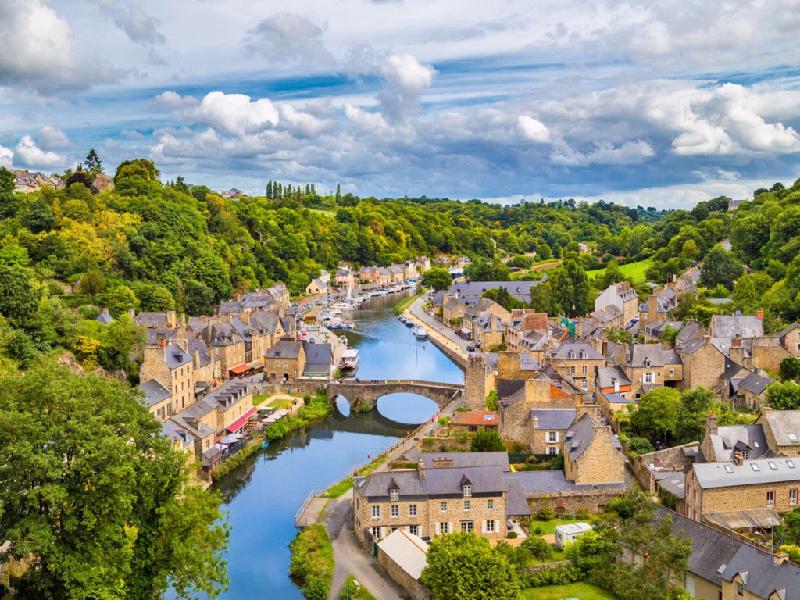 Dinan là một thị trấn đẹp như tranh vẽ ở Brittany, Pháp, nhìn ra con sông Rance thơ mộng. Du khách có thể dạo bước trên những phố và chiêm ngưỡng những tác phẩm nghệ thuật tại các phòng trưng bày và các cửa hàng thủ công. Ảnh: Shutterstock/canadastock.