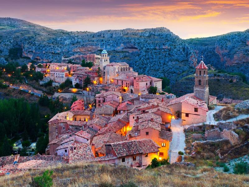 Thị trấn Albarracín nằm trên đỉnh núi phía trên Río Guadalaviar ở tỉnh Teruel của Tây Ban Nha. Đến đây, du khách sẽ có cảm giác như được trở về quá khứ và khám phá những ngôi nhà bằng gỗ, những bức tường pháo đài cổ kính và các con phố như mê cung. Ảnh: Shutterstock/Albarracin.