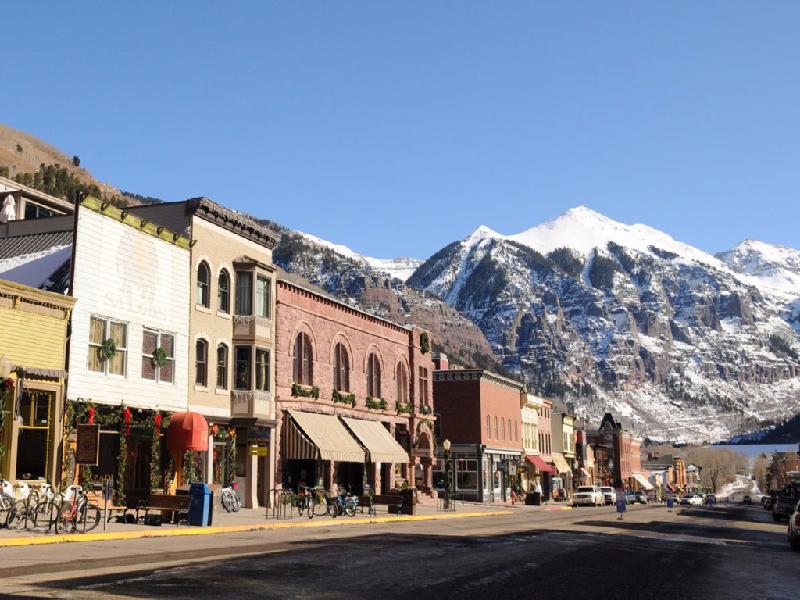 Thị trấn Telluride, Colorado (Mỹ), nổi tiếng với ngọn núi tuyết Rocky, địa điểm yêu thích của những người yêu thích trượt tuyết. Tại đây, du khách có thể đi lang thang qua các cửa hàng hay tham dự các sự kiện, lễ hội âm nhạc đặc sắc. Ảnh: Shutterstock/Lauren Orr.