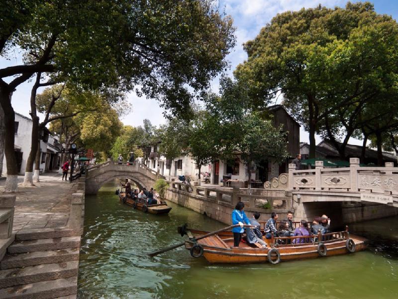 Tongli là một thị trấn sông nước nổi tiếng với những con kênh, những cây cầu đá cổ nằm gần thành phố Tô Châu, Trung Quốc. Thị trấn vẫn còn giữ gìn rất tốt các công trình kiến trúc có từ thời nhà Minh và nhà Thanh. Ảnh: Shutterstock/Tappasan Phurisamrit.