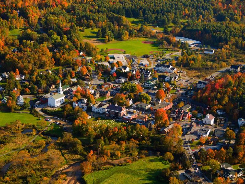 Khu nghỉ mát của Stowe, Vermont (Mỹ), được biết đến với nhiều hoạt động trượt tuyết, đi bộ đường dài, xe đạp leo núi và dịch vụ spa đẳng cấp thế giới. Ảnh: Shutterstock/DonLand.